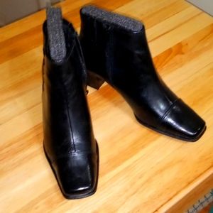 Life Stride, size 6M, Black, with zippers, Man made, never worn.